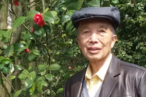 長篇小說獎：獲獎作品《破荒》作者：袁仁琮（侗族）         創(chuàng)作感言　　如何看待歷史，如何看待現(xiàn)實，是沒有現(xiàn)成答案的。需要站在一定高度，以人民的利益、國家和民族利益為出發(fā)點和歸宿，冷靜地思考，辨別是與非、高與低，作出判斷。我寫三卷本長篇小說《破荒》遇到的最大障礙，就是要從紛繁復(fù)雜的歷史和現(xiàn)實生活中找出一條路來。