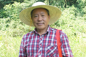 長篇小說獎：獲獎作品《白虎寨》作者：李傳鋒（土家族）         創(chuàng)作感言　　我采用現(xiàn)實主義手法，多角度聚焦貧困山村，近距離體察鮮活農(nóng)事，思考社會變革。我盡量使作品有著豐富的“三農(nóng)”信息，讓作品跳動著強勁的時代脈搏。我沒有過多地關(guān)注寫作的技術(shù)，而是將心血灌注于鮮活的物事。就像唱山歌一樣，激情一來，就高興地吼幾嗓子?！栋谆⒄肪褪俏覟橹袊鲐毷聵I(yè)獻唱的一首山歌。
