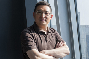 報告文學(xué)獎：獲獎作品《方大曾：消失與重現(xiàn)》作者：馮雪松（回族）         創(chuàng)作感言　　寫作《方大曾：消失與重現(xiàn)》的過程，是我作為一名新聞人，職業(yè)理想不斷升華的過程。我始終相信，不用內(nèi)心去感知，鏡頭是虛浮的，不用雙腳去丈量，解說詞是沒有溫度的，真正的紀(jì)錄者應(yīng)該追求嚴(yán)謹(jǐn)和真實，而不是炫技和討好。