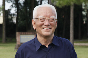 報告文學(xué)獎：獲獎作品《這里是紅軍走過的地方》作者：降邊嘉措（藏族）         創(chuàng)作感言　　長征也是文藝創(chuàng)作取之不盡、用之不竭的豐富源泉。早在10多年前，在親身參加過長征的老紅軍的鼓勵和指導(dǎo)下，我開始撰寫反映長征的長篇紀(jì)實文學(xué)《這里是紅軍走過的地方》。該書后來得到作協(xié)的支持，被列為中國作協(xié)的重點扶持作品。作品于2013年由作家出版社出版……