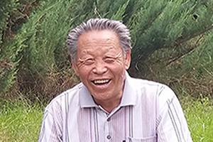 詩歌獎：獲獎作品《崔龍官詩選集》作者：崔龍官（朝鮮族）         創(chuàng)作感言　　在這本詩選集中，可以說是以“虛”與“靜”為思想底色的，其核心技巧則應(yīng)該說是意象的創(chuàng)造。思想、經(jīng)驗、技巧，如一條條縱橫交錯的絲線，共同織成了一段綢布。我進行詩歌創(chuàng)作時，在語言功能的發(fā)揮上格外下了點功夫。至于這一段綢布的質(zhì)量究竟如何，我心里還沒譜。 