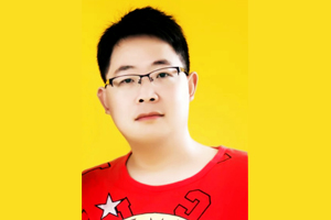 散文獎：獲獎作品《露水碩大》作者：楊犁民（苗族）         創(chuàng)作感言　　就我個人而言，精神家園永遠只是個草案，像修房子一樣立了幾根木棒，上了幾根大梁——它永遠不會有建成的一天。但是它又永遠沒有停下來的一天。就像我無數(shù)次看過的螞蟻，辛勤奔勞絕不是為一粒食物那么簡單，一定有另一種不為人知的價值和意義。人在有自己的世俗生活的同時，還應(yīng)該有自己的精神生活。