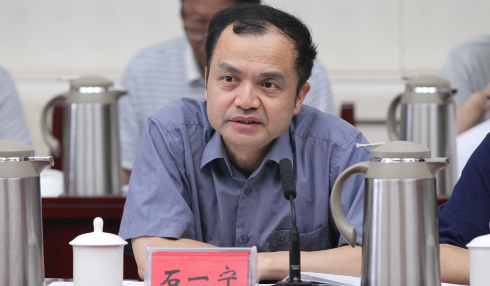 8月2日，評委石一寧在終評會上介紹小組討論情況
