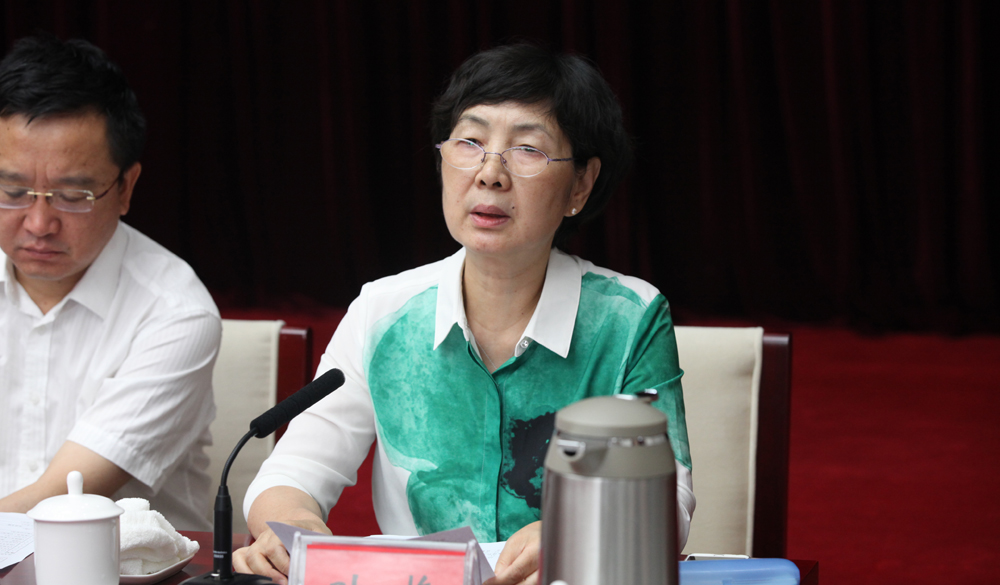 8月2日，評委葉梅在終評會上介紹小組討論情況