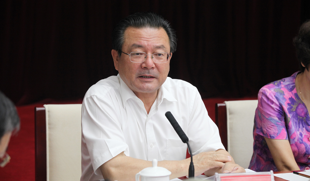 8月2日，評委艾克拜爾·米吉提在終評會上介紹小組討論情況