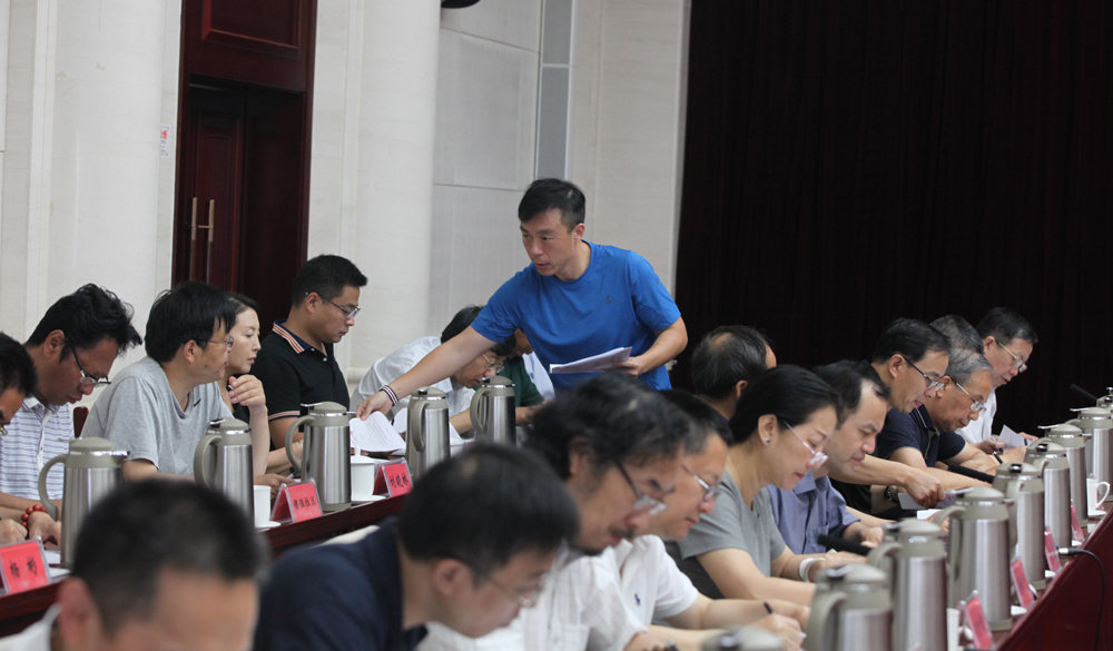8月2日，第十一屆全國少數(shù)民族文學(xué)創(chuàng)作“駿馬獎”終評會工作人員分發(fā)選票