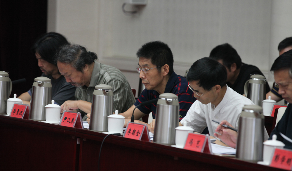 8月2日，第十一屆全國少數(shù)民族文學(xué)創(chuàng)作“駿馬獎”終評會評委畫票