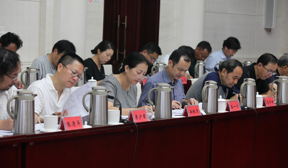 8月2日，第十一屆全國少數(shù)民族文學(xué)創(chuàng)作“駿馬獎”終評會評委畫票