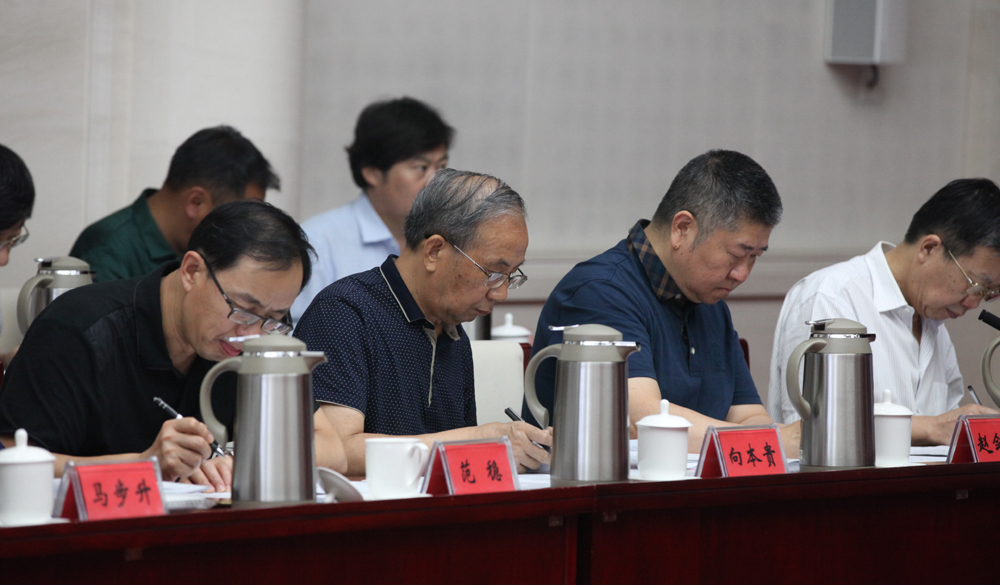 8月2日，第十一屆全國少數(shù)民族文學(xué)創(chuàng)作“駿馬獎”終評會評委畫票