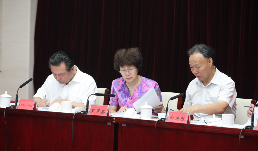 8月2日，第十一屆全國少數(shù)民族文學(xué)創(chuàng)作“駿馬獎”終評會評委畫票