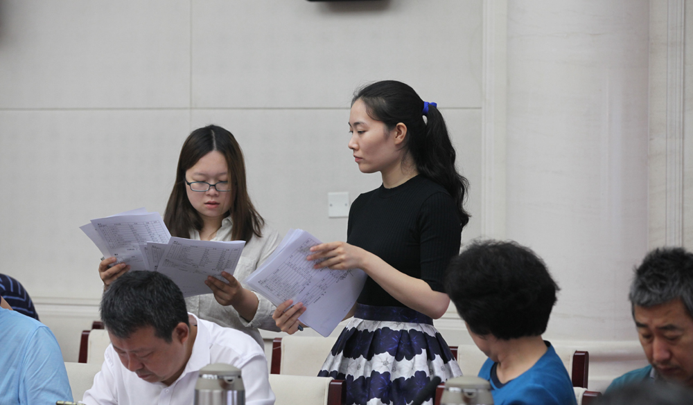 8月2日，第十一屆全國少數(shù)民族文學(xué)創(chuàng)作“駿馬獎”終評會工作人員收回評委投票