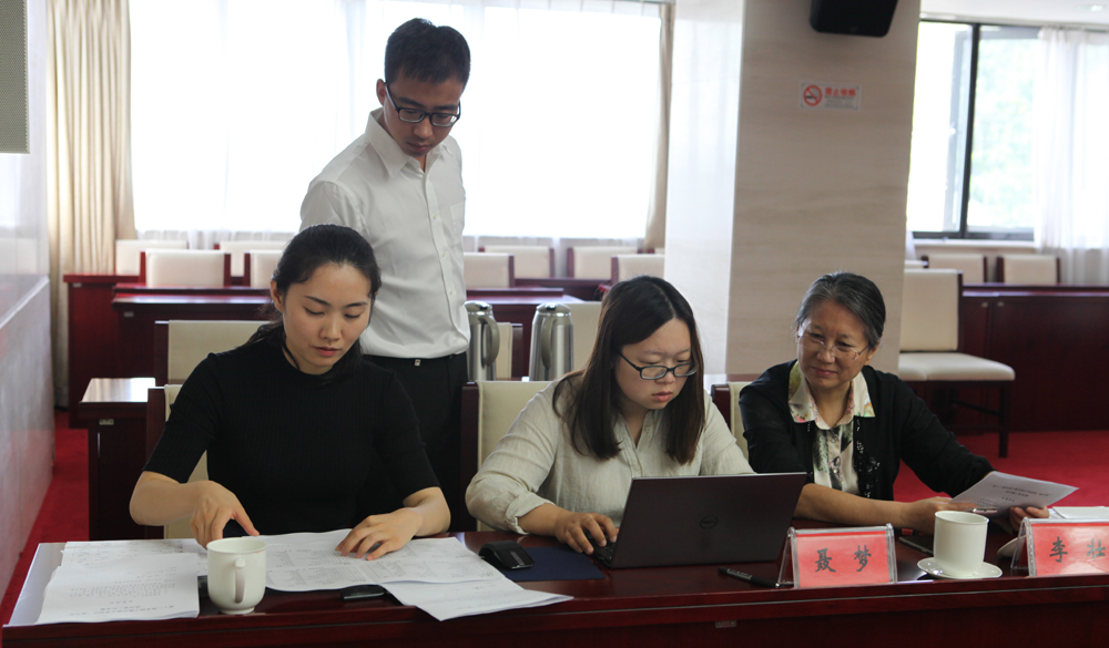 8月2日，工作人員統(tǒng)計評委畫票情況