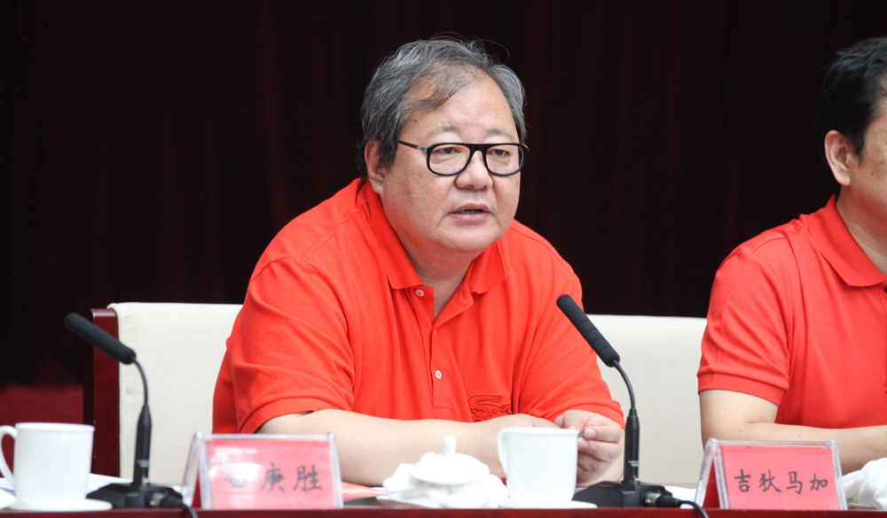 8月2日，評委會主任吉狄馬加在終評會上講話