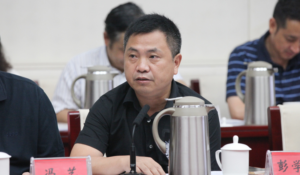 8月2日，評委彭學(xué)明在終評會上介紹小組討論情況