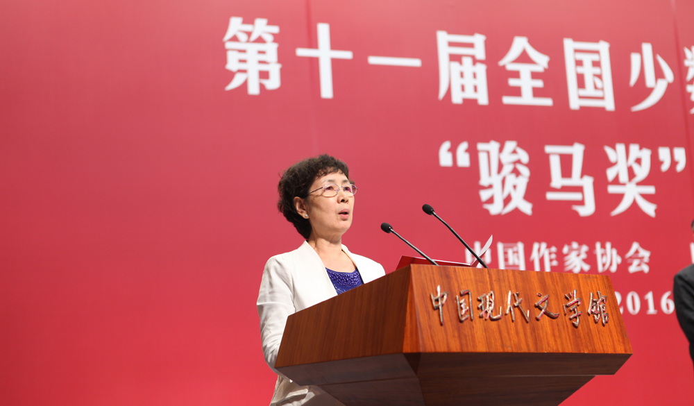 評委葉梅宣讀報告文學(xué)獎授獎詞