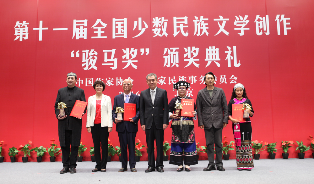 錢小芊、何建明、武翠英為報告文學(xué)獎獲獎?wù)哳C獎