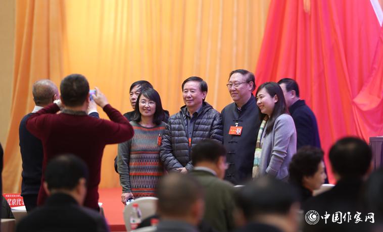 11月29日，與會(huì)者會(huì)場(chǎng)拍照留念