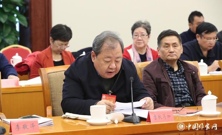 11月28日，吉狄馬加在中國(guó)作協(xié)八屆十一次主席團(tuán)會(huì)上宣讀文件。