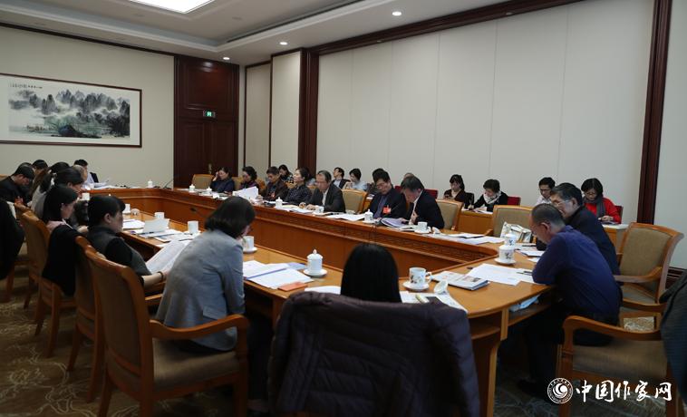 11月30日下午，上海代表團(tuán)分組學(xué)習(xí)討論。