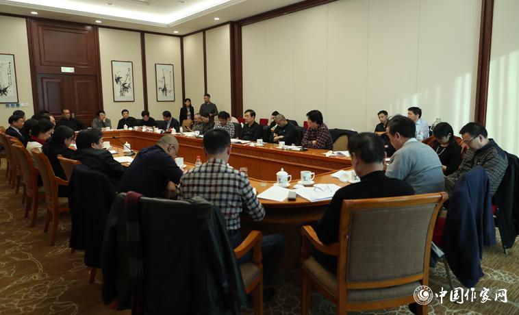 11月30日下午，江蘇代表團(tuán)分組學(xué)習(xí)討論。