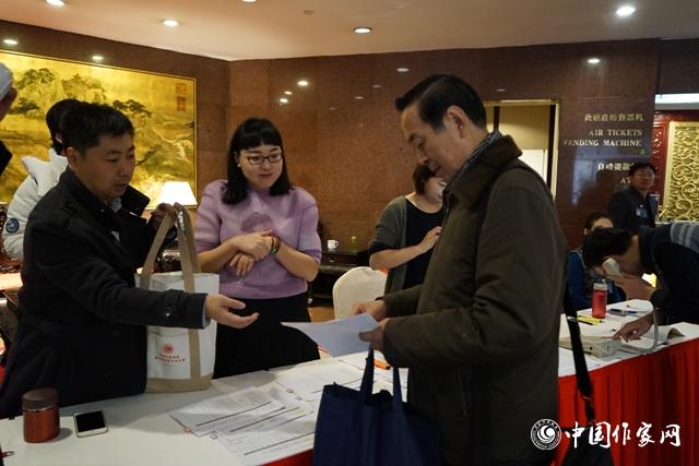 11月28日，中國(guó)作協(xié)第九次全國(guó)代表大會(huì)與會(huì)代表報(bào)到。