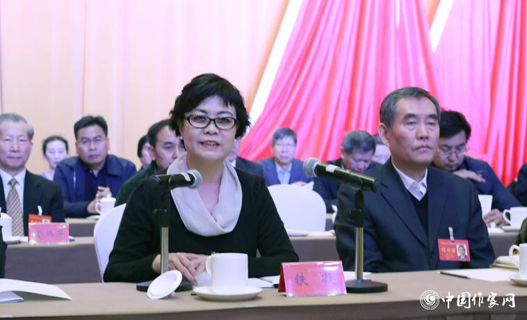 12月1日，中國(guó)作協(xié)九代會(huì)第二次全體會(huì)議召開(kāi)，鐵凝主持會(huì)議。