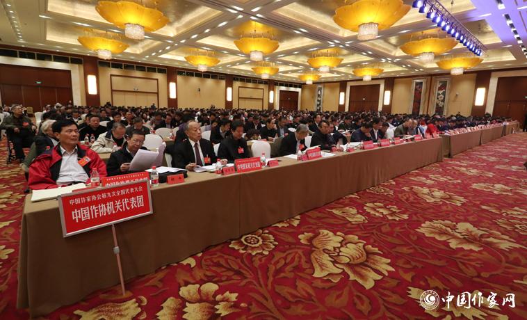 12月1日，中國(guó)作家協(xié)會(huì)第九次全國(guó)代表大會(huì)第二次全體會(huì)議召開(kāi)。