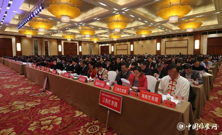 12月1日，中國(guó)作家協(xié)會(huì)第九次全國(guó)代表大會(huì)第二次全體會(huì)議召開(kāi)。