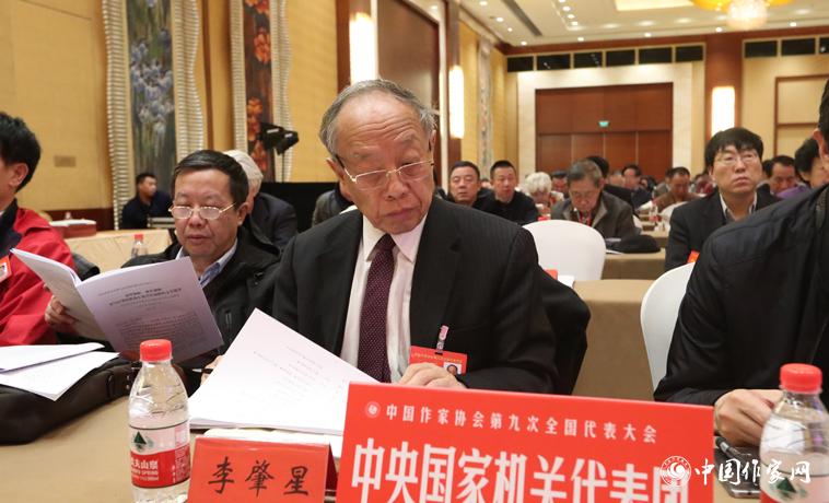 12月1日，中國(guó)作協(xié)第九次全國(guó)代表大會(huì)第二次全體會(huì)議召開(kāi)，代表李肇星聽(tīng)取報(bào)告。