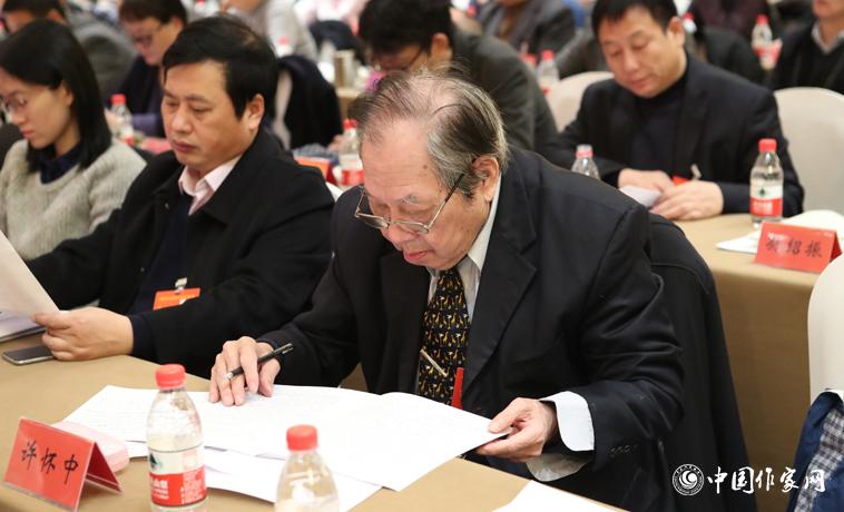 12月1日，中國(guó)作家協(xié)會(huì)第九次全國(guó)代表大會(huì)第二次全體會(huì)議召開(kāi)，代表許懷中聽(tīng)取報(bào)告。