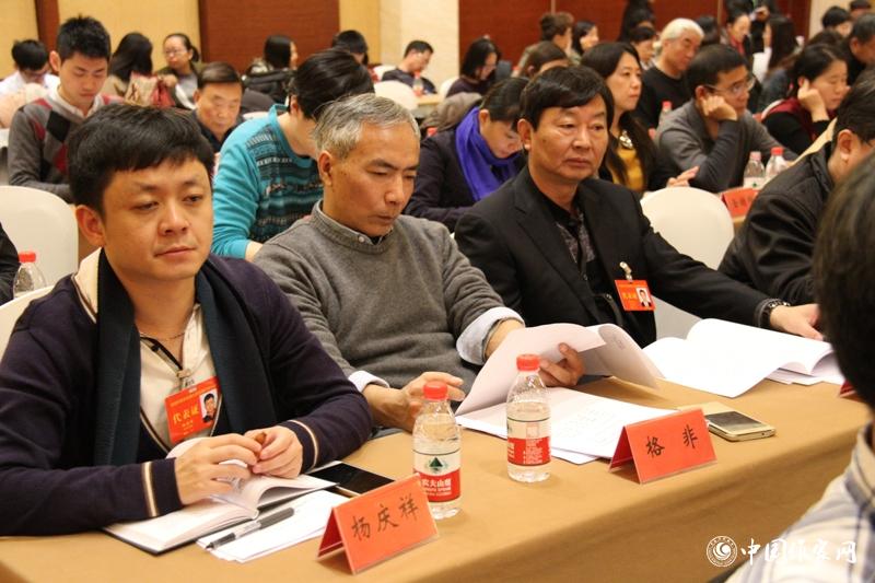 12月1日，第二次全體會(huì)召開(kāi)，與會(huì)代表聽(tīng)取報(bào)告。