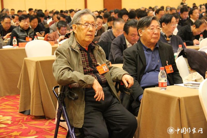 12月1日，第二次全體會(huì)上，代表們認(rèn)真聽(tīng)工作報(bào)告