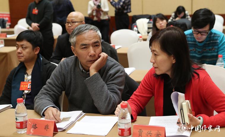 12月1日，第二次全體會(huì)議開(kāi)始前，與會(huì)代表交談。