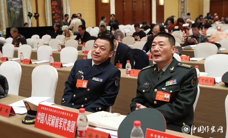 12月1日，第二次全體會(huì)議開(kāi)始前，與會(huì)代表徐貴祥、李亞交談。