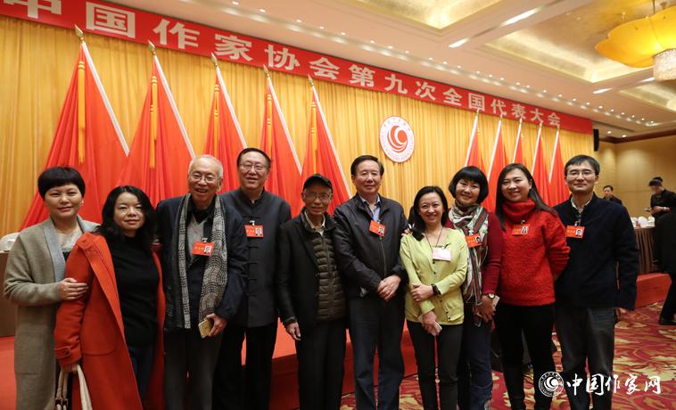 12月1日，第二次全體會(huì)議開(kāi)始前，部分代表合影。
