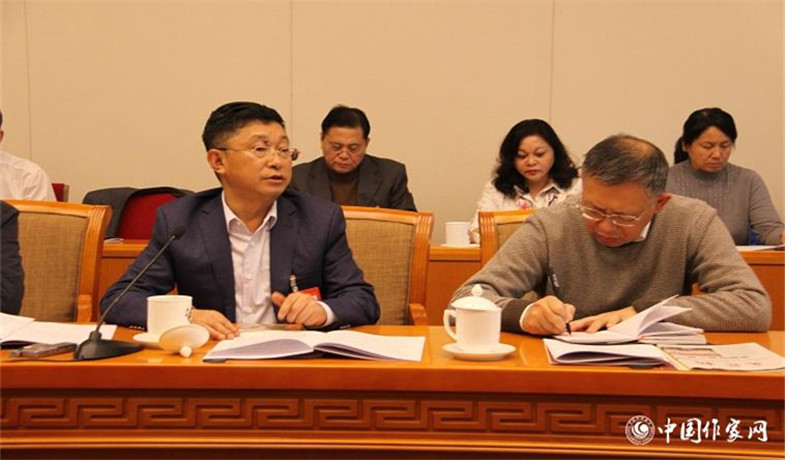 11月30日，黑龍江、四川代表團(tuán)分組學(xué)習(xí)討論，代表阿來(lái)發(fā)言。