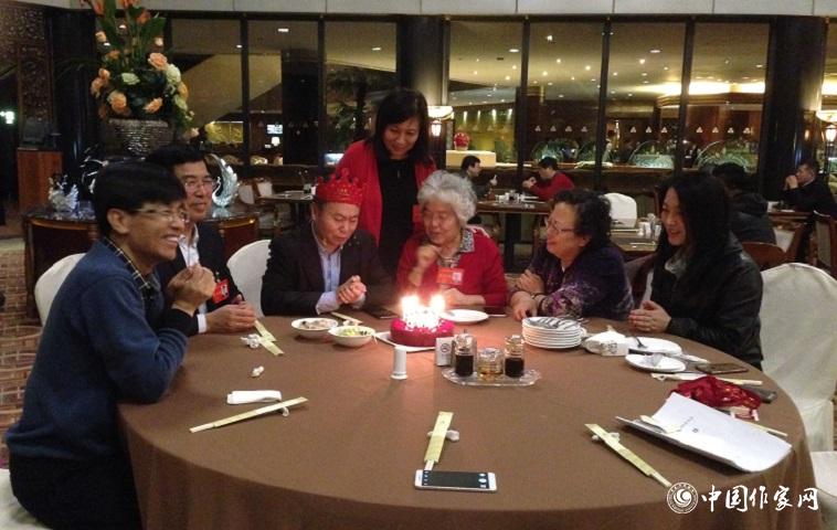 12月1日，代表與工作人員為山東作家譚好哲慶祝生日。
