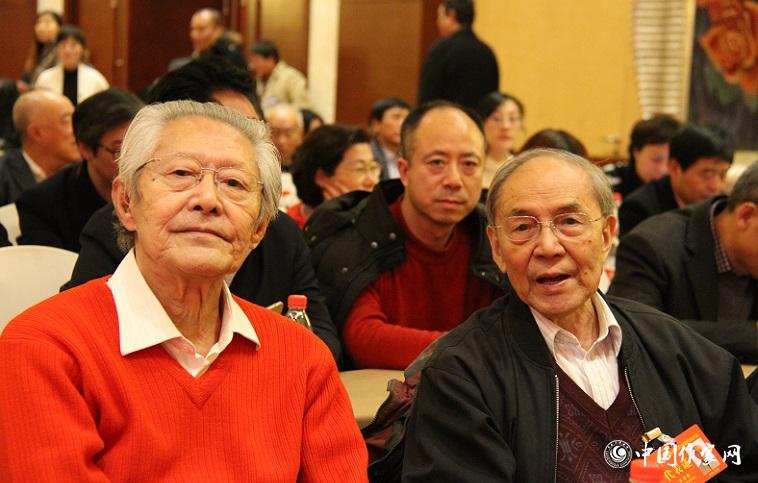 代表束沛德、崔道怡在報(bào)告會(huì)會(huì)場(chǎng)。