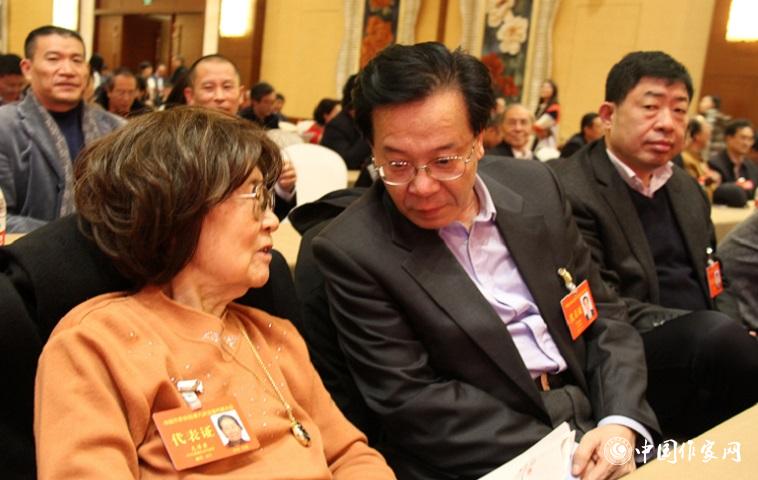 文潔若、李福明等代表在報(bào)告會(huì)前交談。