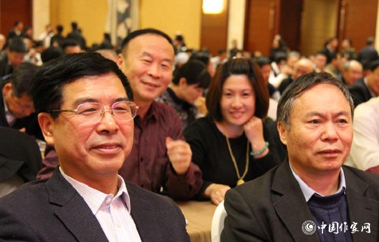 楊學(xué)峰、譚好哲等山東作家充滿期待地等待聆聽(tīng)報(bào)告。