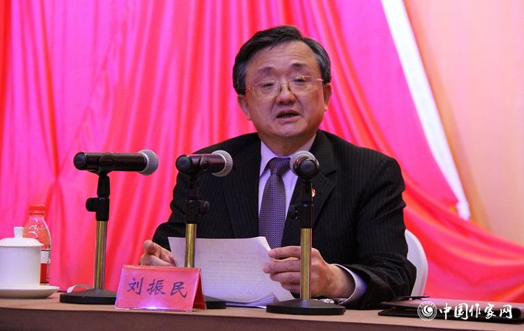 12月2日下午，外交部副部長(zhǎng)劉振民為代表們作國(guó)際形勢(shì)與外交工作報(bào)告。