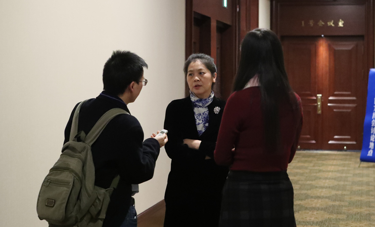 12月1日，黑龍江、四川代表團(tuán)分組學(xué)習(xí)討論，遲子建代表接受媒體采訪。