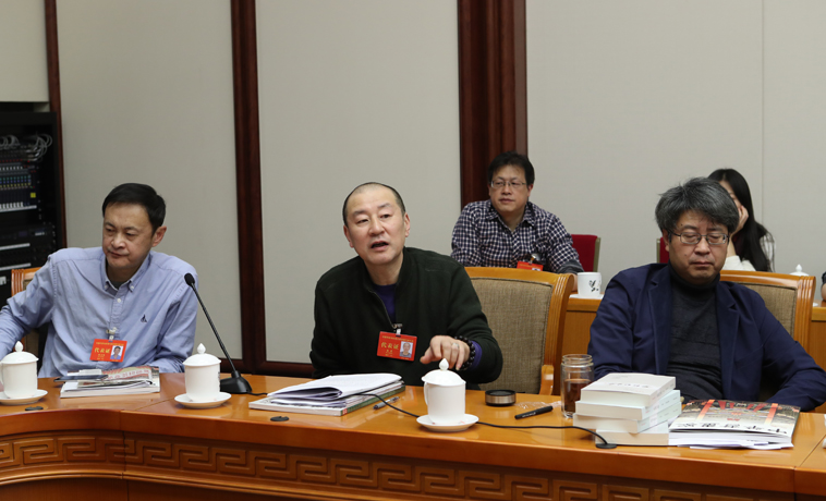 12月1日，黑龍江、四川團(tuán)分組學(xué)習(xí)討論，蔣藍(lán)發(fā)言。