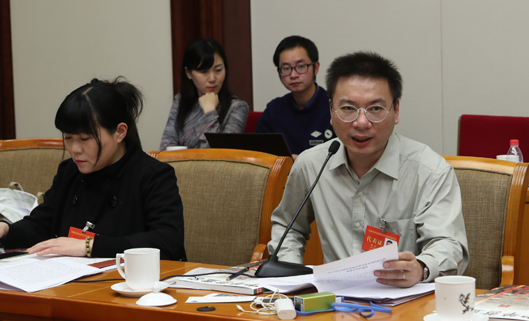 12月1日，上海代表團(tuán)分組學(xué)習(xí)討論，路內(nèi)發(fā)言。