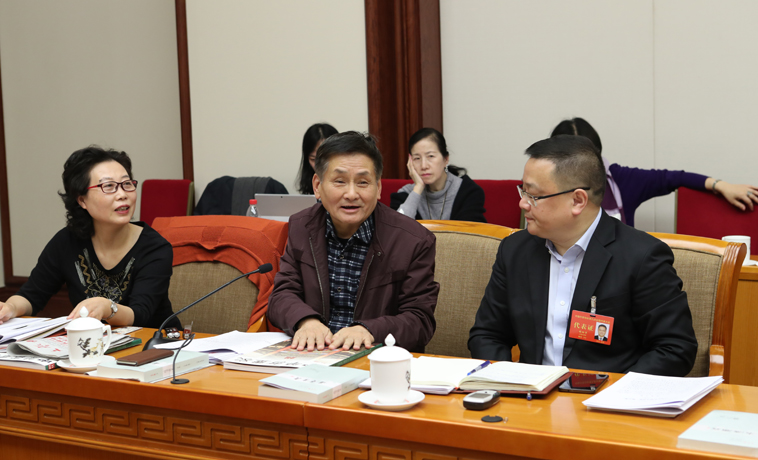12月1日，上海代表團(tuán)分組學(xué)習(xí)討論，葉辛發(fā)言。