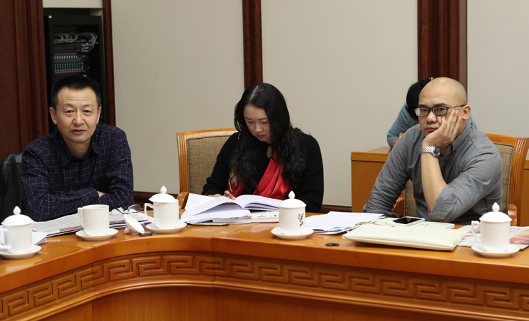 12月1日，江蘇代表團(tuán)分組學(xué)習(xí)討論，汪政發(fā)言。