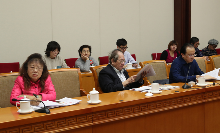 12月1日，福建、湖南團(tuán)分組學(xué)習(xí)討論。