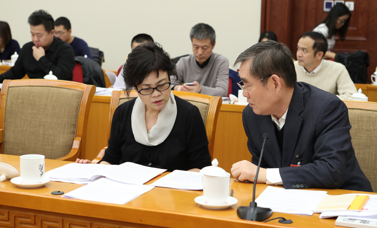12月1日，中國(guó)作協(xié)代表團(tuán)分組學(xué)習(xí)討論，鐵凝、錢(qián)小芊交流。