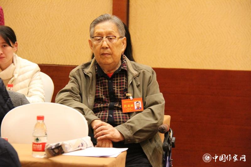 在中國(guó)作家協(xié)會(huì)第九次全國(guó)代表大會(huì)第三次全體會(huì)議上，代表柳萌認(rèn)真聆聽(tīng)。