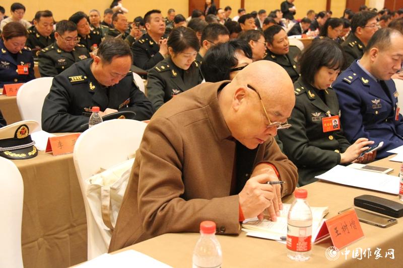 在中國(guó)作家協(xié)會(huì)第九次全國(guó)代表大會(huì)第三次全體會(huì)議上，代表王樹(shù)增認(rèn)真作筆記。